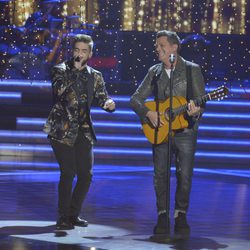 Pedro Hernández y Alejandro Sanz cantando en la final de 'La Voz 5'
