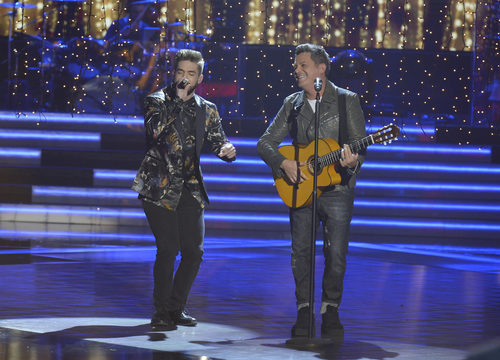 Pedro Hernández y Alejandro Sanz cantando en la final de 'La Voz 5'
