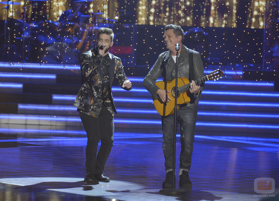 Pedro Hernández y Alejandro Sanz cantando en la final de 'La Voz 5'