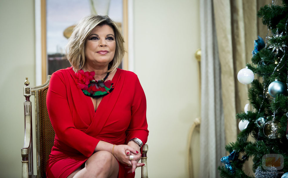 Terelu Campos sentada junto al árbol de Navidad