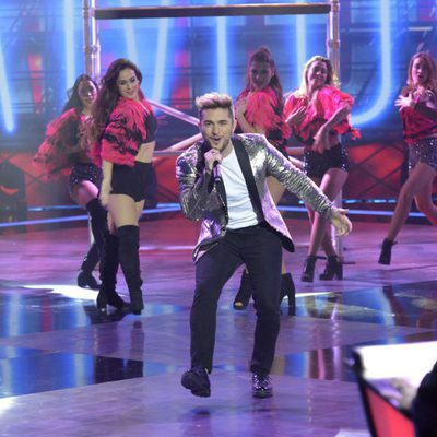 Samuel Cuenda y las bailarinas actuando en la final de 'La Voz 5'