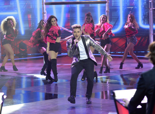 Samuel Cuenda y las bailarinas actuando en la final de 'La Voz 5'