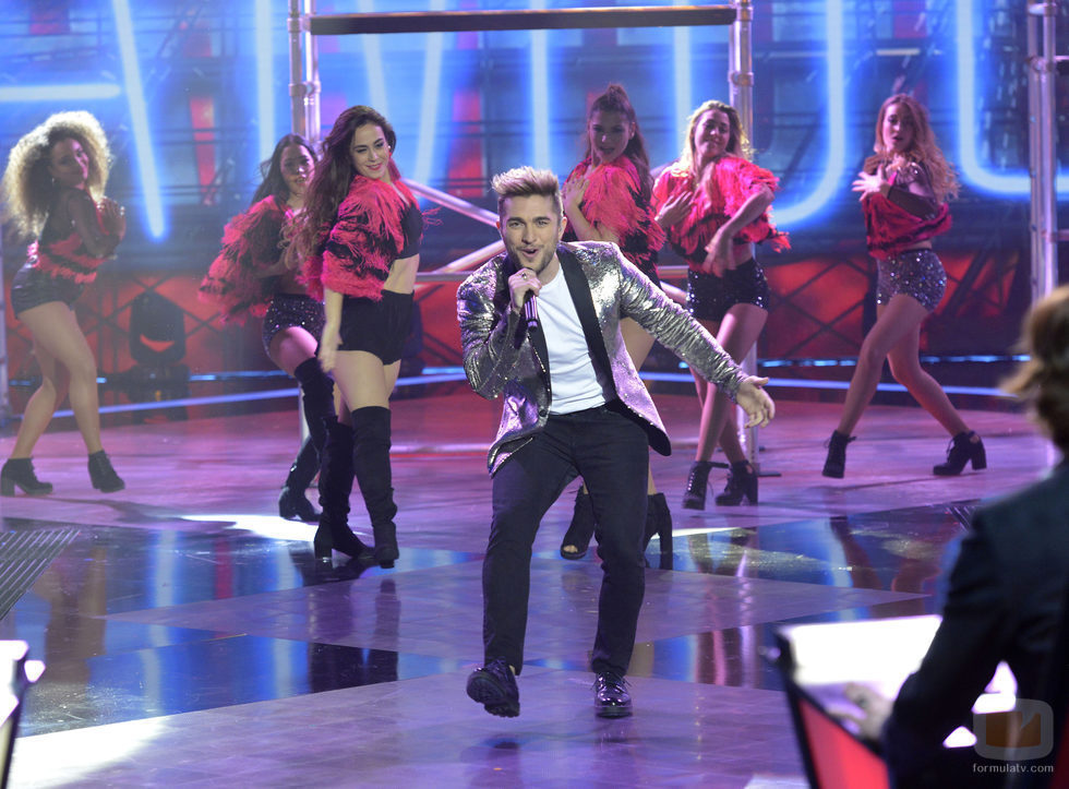 Samuel Cuenda y las bailarinas actuando en la final de 'La Voz 5'