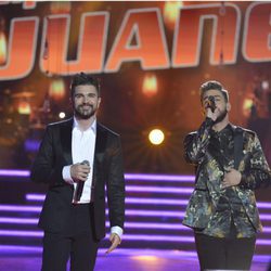 Juanes y Pedro Hernández cantando juntos en la final de 'La Voz 5'