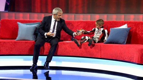 Carlos Sobera con un pequeño motorista en 'Little Big Show'
