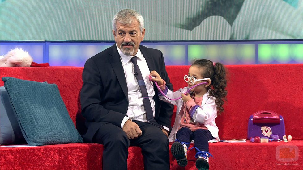 Laura escuchando el corazón de Sobera en 'Little BIg Show'