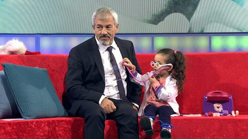 Laura escuchando el corazón de Sobera en 'Little BIg Show'