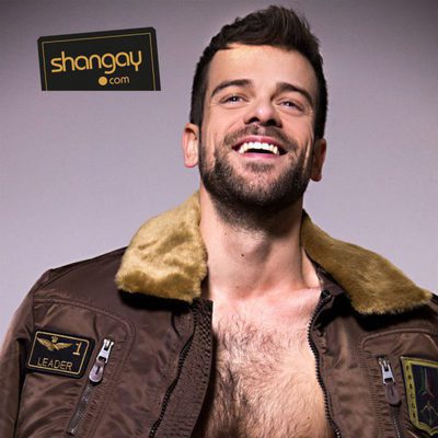 Ricky, semidesnudo y sensual, posa sin camiseta, para Shangay