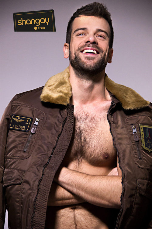 Ricky, semidesnudo y sensual, posa sin camiseta, para Shangay