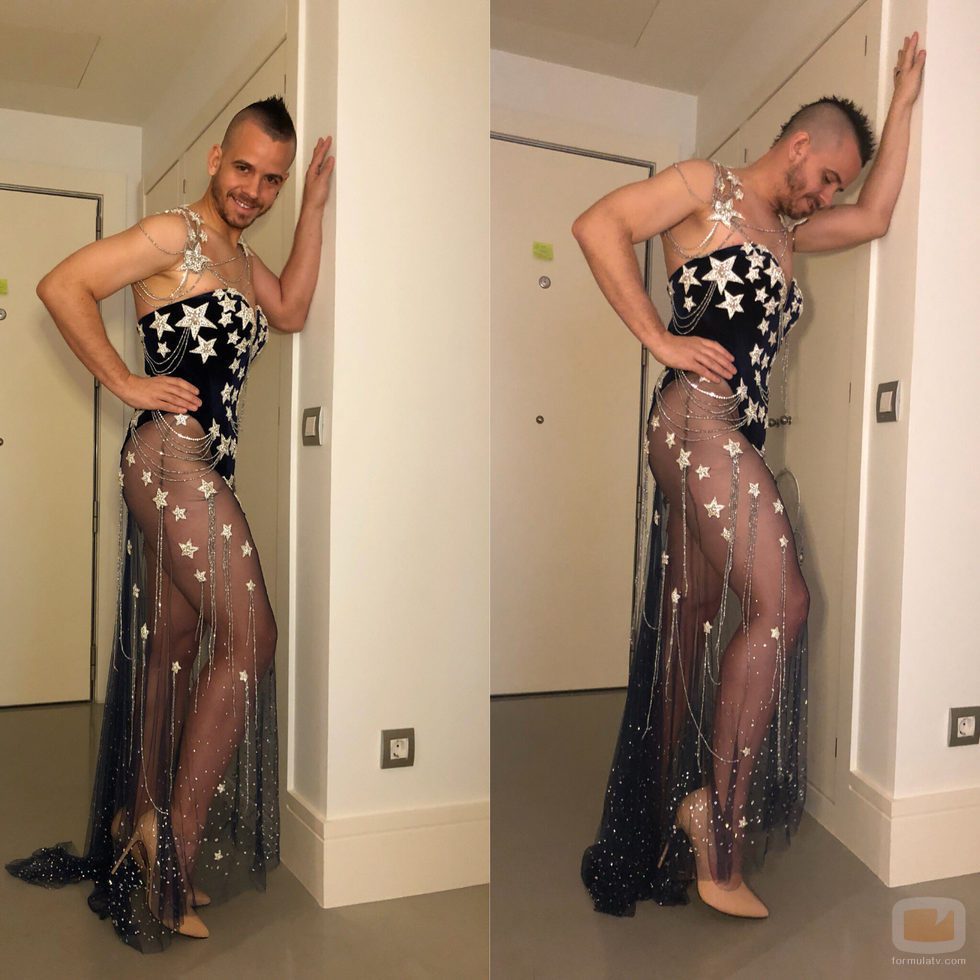 Dabiz Muñoz posa con el vestido de Cristina Pedroche en las Campanadas de 2017-2018