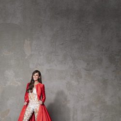 Cristina Pedroche luciendo los dos vestuarios de las Campanadas 2017-2018