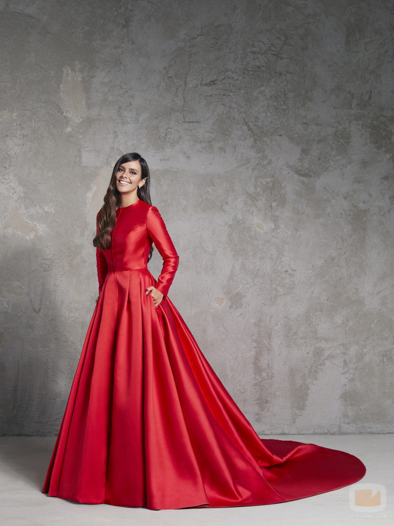 Cristina Pedroche posando con el vestido de corte de princesa que lució en las Campanafas 2017-2018