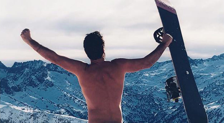 El presentador Arturo Valls recibe el nuevo año con un desnudo en la nieve