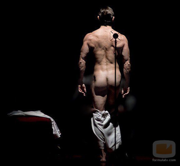 El actor Adrián Lastra celebra la llegada del 2018 con un desnudo en Instagram