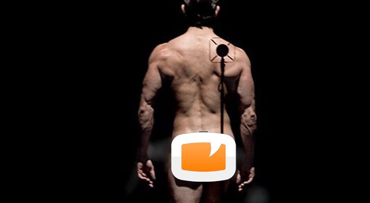 El actor Adrián Lastra celebra la llegada del 2018 con un desnudo en Instagram