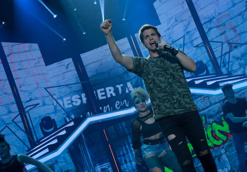 Carlos Baute canta "Vamo' a la calle" como artista invitado de la Gala 9 de 'OT 2017'
