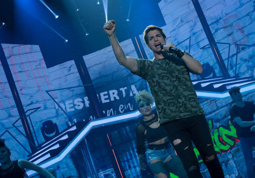 Carlos Baute canta "Vamo' a la calle" como artista invitado de la Gala 9 de 'OT 2017'