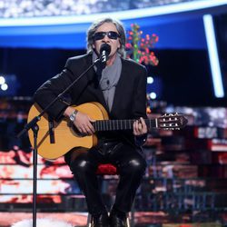 David Fernández canta "Feliz Navidad" durante el Concierto de Año Nuevo en 'Tu cara me suena'