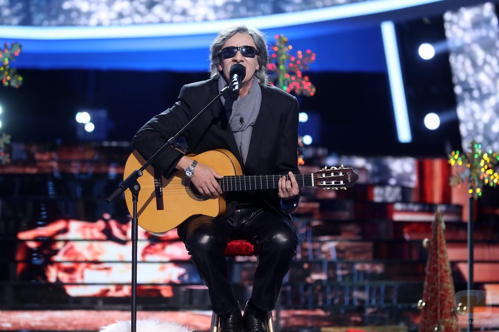 David Fernández canta "Feliz Navidad" durante el Concierto de Año Nuevo en 'Tu cara me suena'