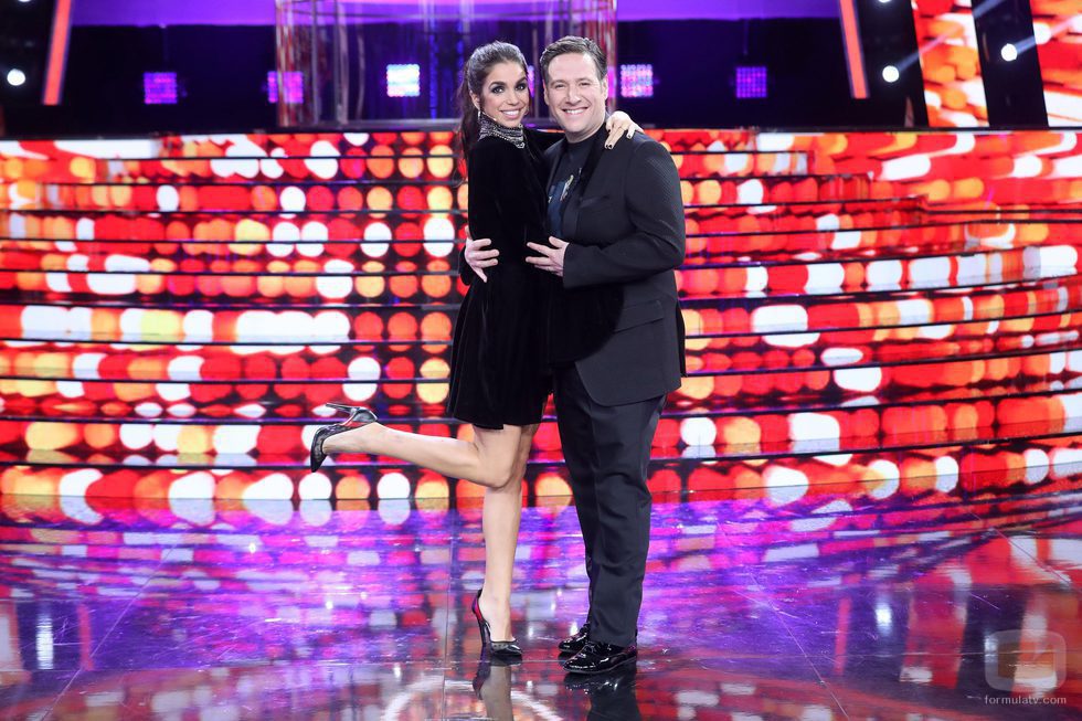 Elena Furiase y Carlos Latre posan juntos sobre el escenario de 'Tu cara me suena' durante el Concierto de Año Nuevo