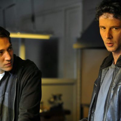 Miguel y Sastre charlan en el primer capítulo de 'Apaches'