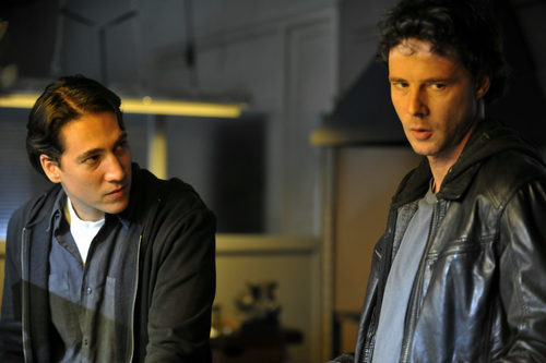 Miguel y Sastre charlan en el primer capítulo de 'Apaches'