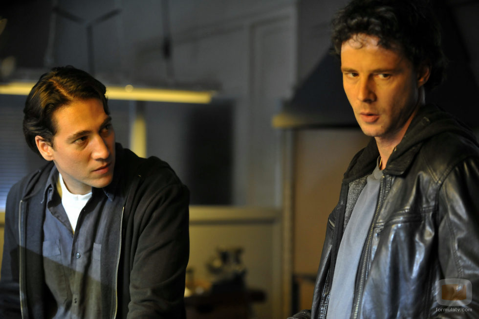 Miguel y Sastre charlan en el primer capítulo de 'Apaches'