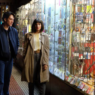 Miguel y Carol pasean por la calle en el primer capítulo de 'Apaches'