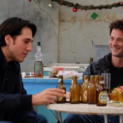 Sastre (Eloy Azorín) y Miguel (Alberto Ammann) se ríen en el primer capítulo de 'Apaches'