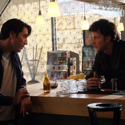 Miguel (Alberto Amann) y Sastre (Eloy Azorín) se miran en el primer episodio de 'Apaches'