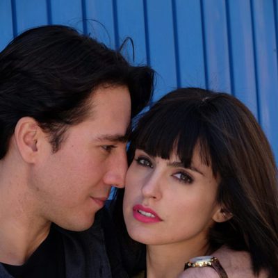 Miguel (Alberto Ammann) y Carol (Verónica Echegui) posan en una imagen promocional de 'Apaches'