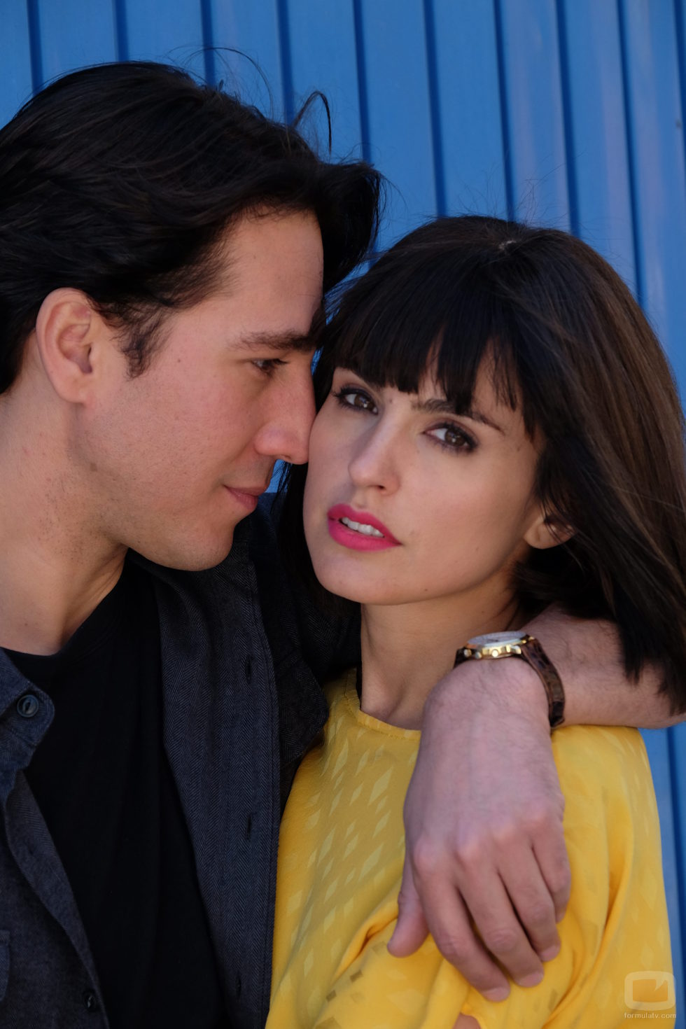 Miguel (Alberto Ammann) y Carol (Verónica Echegui) posan en una imagen promocional de 'Apaches'