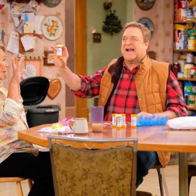 Roseanne Barr y John Goodman en el primer episodio del remake de 'Roseanne'