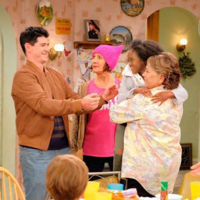 Michael Fishman y Roseanne Barr en el primer capítulo de 'Roseanne'