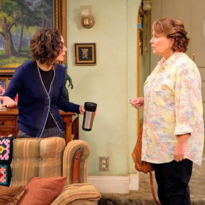 Sara Gilbert y Roseanne Barr en el primer capítulo de 'Roseanne'