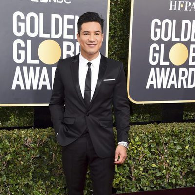 Mario Lopez posa en la alfombra roja de los Globos de Oro 2018