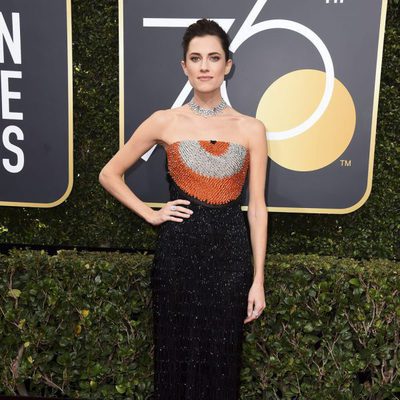 Allison Williams posa en la alfombra roja de los Globos de Oro 2018