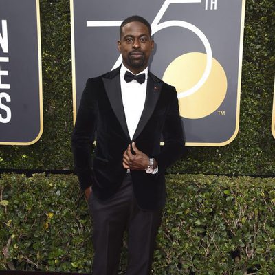 Sterling K. Brown posa en la alfombra roja de los Globos de Oro 2018
