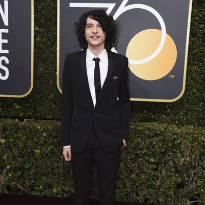 Finn Wolfhard posa en la alfombra roja de los Globos de Oro 2018