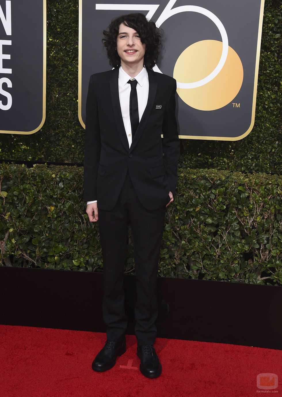 Finn Wolfhard posa en la alfombra roja de los Globos de Oro 2018