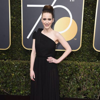 Rachel Brosnahan posa en la alfombra roja de los Globos de Oro 2018