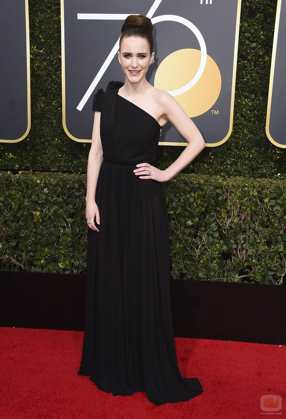 Rachel Brosnahan posa en la alfombra roja de los Globos de Oro 2018