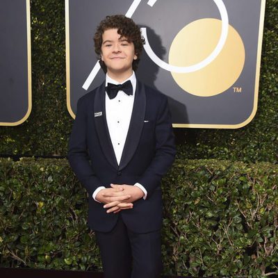 Gaten Matarazzo posa en la alfombra roja de los Globos de Oro 2018
