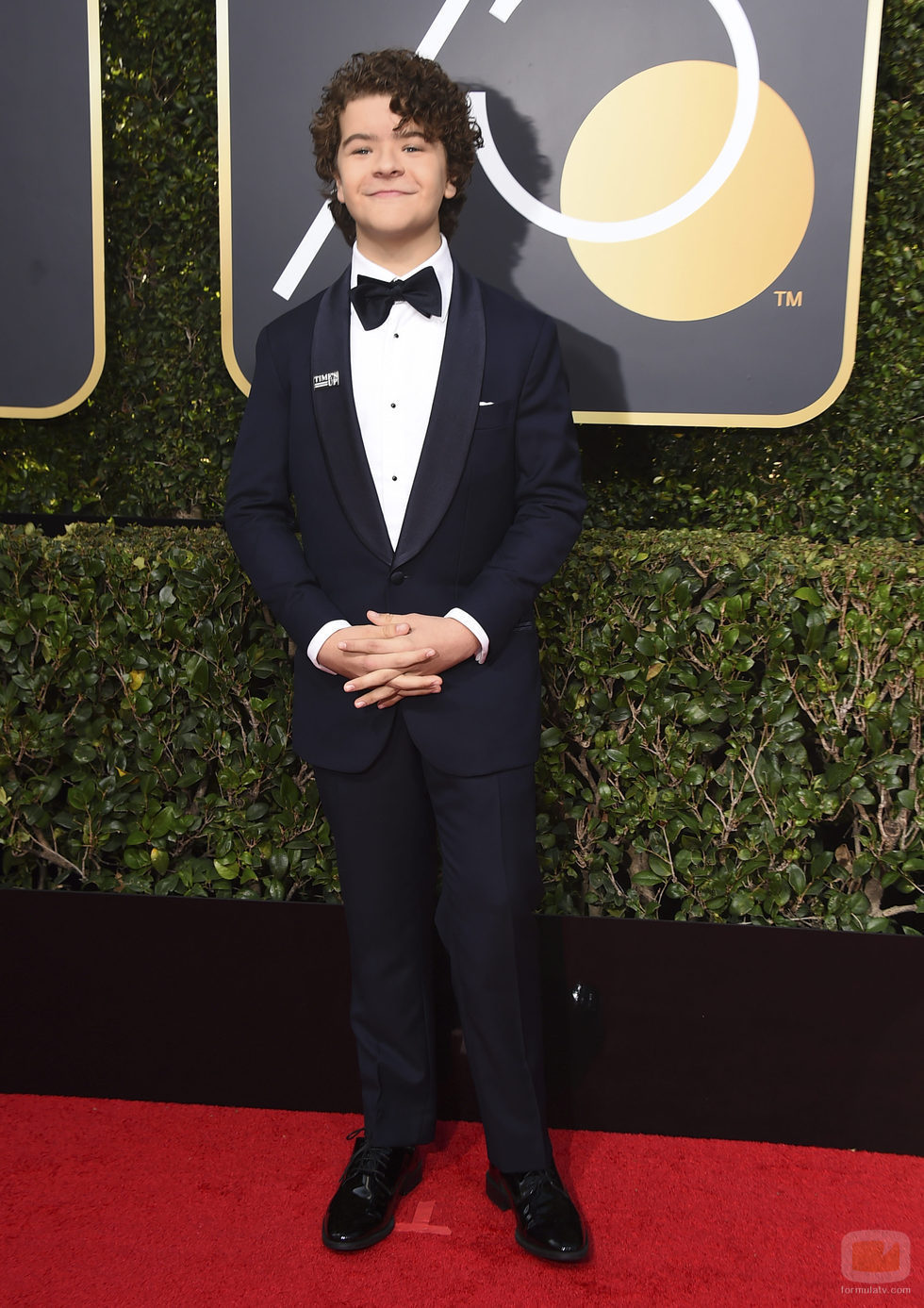 Gaten Matarazzo posa en la alfombra roja de los Globos de Oro 2018