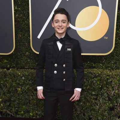 Noah Schnapp posa en la alfombra roja de los Globos de Oro 2018