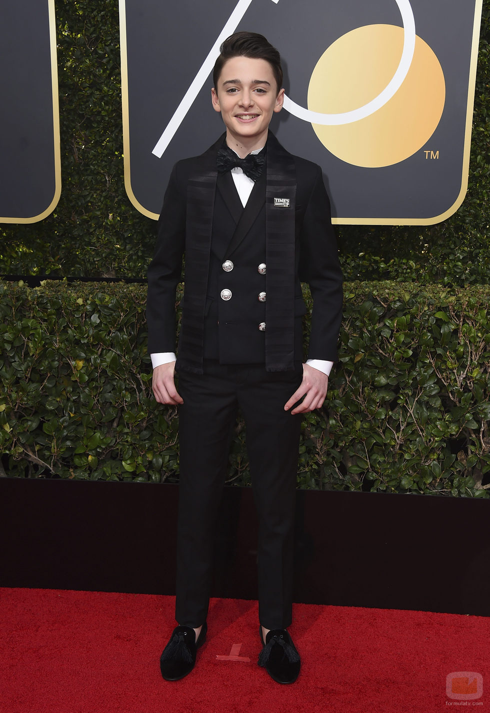 Noah Schnapp posa en la alfombra roja de los Globos de Oro 2018