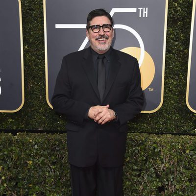 Alfred Molina posa en la alfombra roja de los Globos de Oro 2018