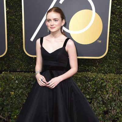 Sadie Sink posa en la alfombra roja de los Globos de Oro 2018