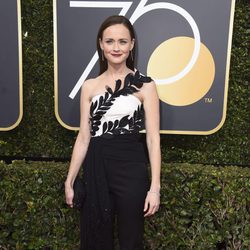 Alexis Bledel posa en la alfombra roja de los Globos de Oro 2018