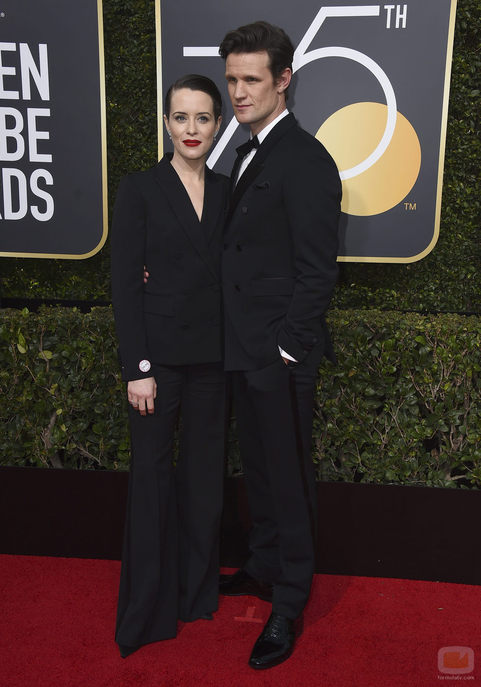 Claire Foy y Matt Smith posan en la alfombra roja de los Globos de Oro 2018